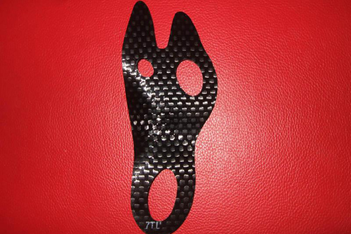 一双碳纤维板跑鞋值2000元吗?